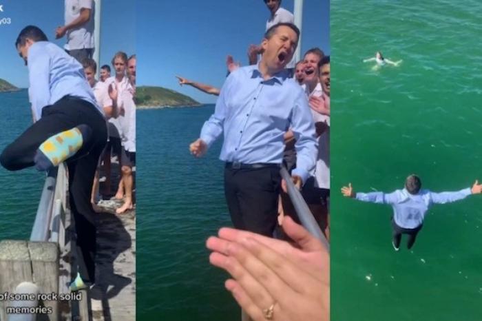 Maestro salta completamente vestido al mar para celebrar a sus alumnos graduados
