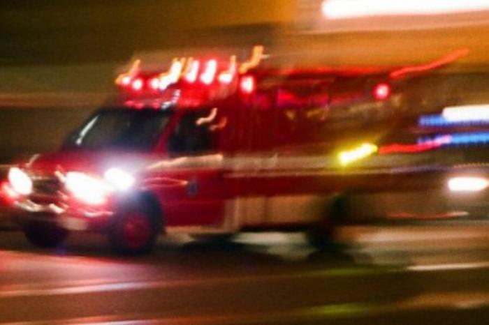 Paramédico muestra sus habilidades al volante de ambulancia en una emergencia