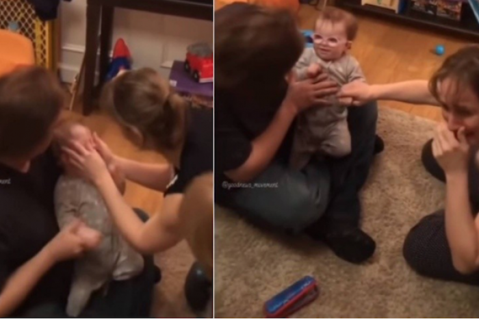 Bebé de un año mira por primera vez a su familia con claridad
