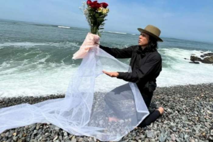 Ambientalista se casa con el mar, su ceremonia se volvió vira