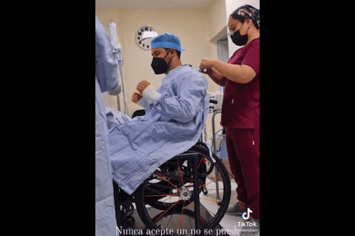 Cirujano plástico se hace viral al operar pacientes en silla de ruedas