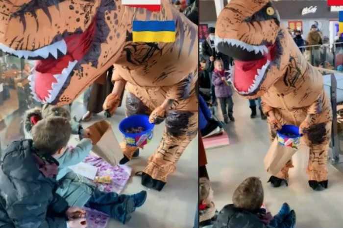 Hombre vestido de dinosaurio reparte dulces a niños refugiados en Polonia