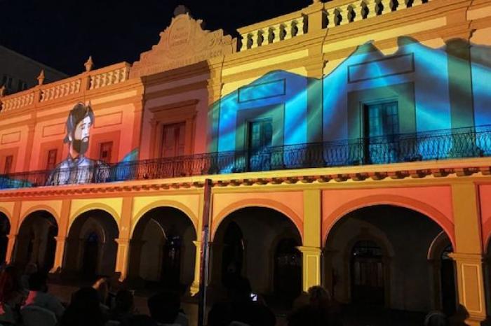 Disfrutan familias de video mapping de la historia de Nuevo León
