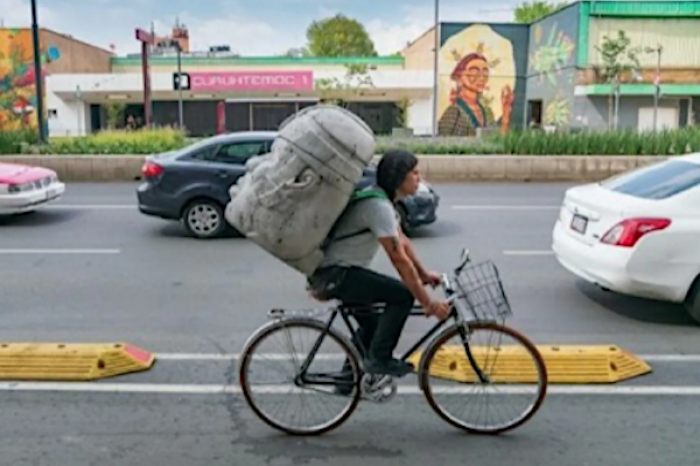 Repartidor usa mochila con forma de cabeza olmeca