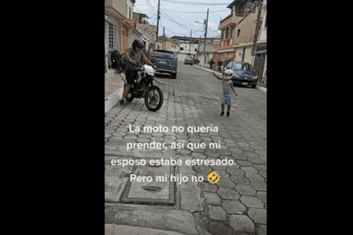 Niño baila con el ruido que hace la moto de su papá