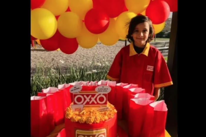 Niño celebra cumpleaños con tema de 