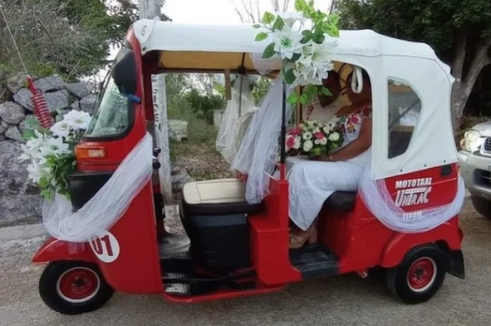 Pareja de Yucatán convierte mototaxi en su carruaje de boda
