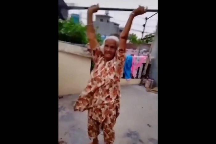 Abuela de 80 años fue retada por su nieto a levantar pesas y sorprende a todos en redes sociales