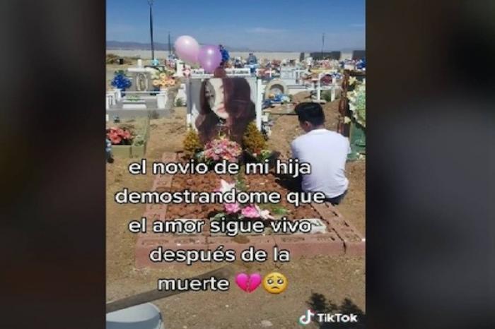 Joven conmueve redes sociales al visitar la tumba de su exnovia