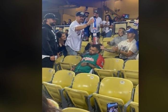 Por quedarse dormido en juego de béisbol sus amigos le armaron una torre de latas en la cabeza