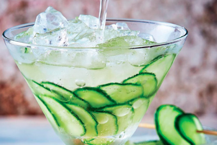Coctel de mezcal y pepino