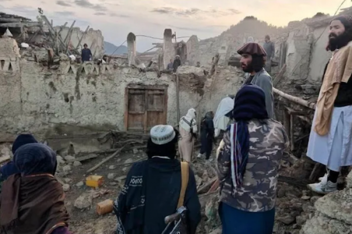 Fuerte sismo deja al menos mil muertos en Afganistán