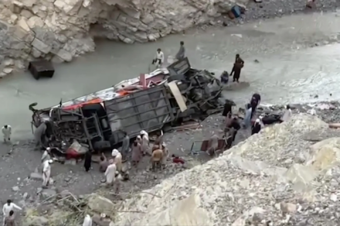 Mueren 19 personas al caer un autobús a un barranco en Baluchistán