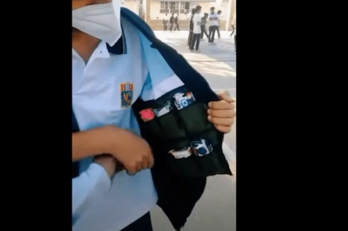 Niño convierte su uniforme escolar en tiendita para ayudar con el gasto en su casa