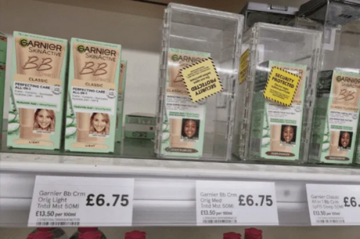 Tienda acusada de racismo debido a etiquetas antirrobos en productos de maquillaje para piel oscura
