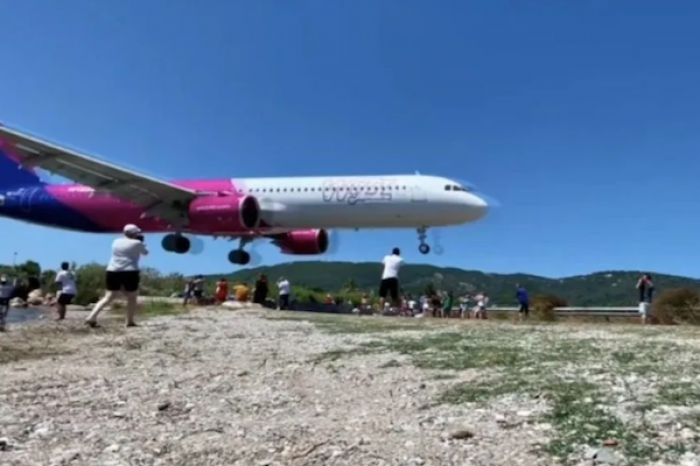 Avión aterriza cerca de un grupo de turistas