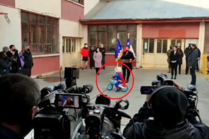 Pequeño con traje de Superman en bicicleta le quita protagonismo al presidente de Chile