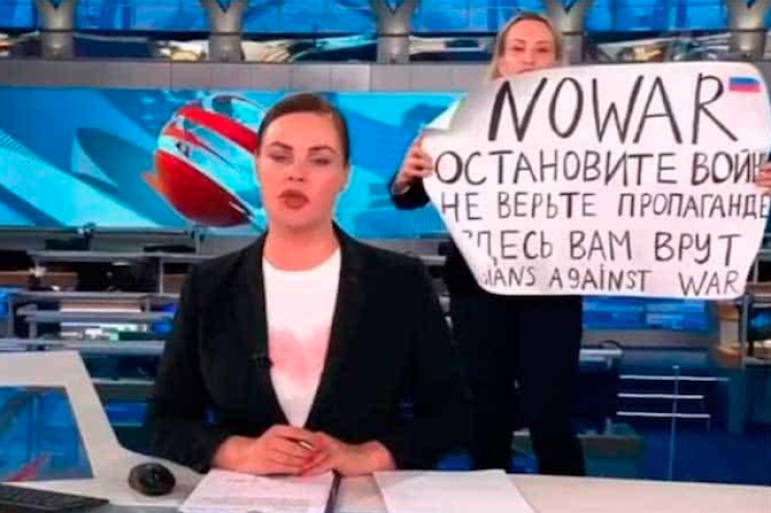 Rusia busca a periodista que protestó en la TV del país