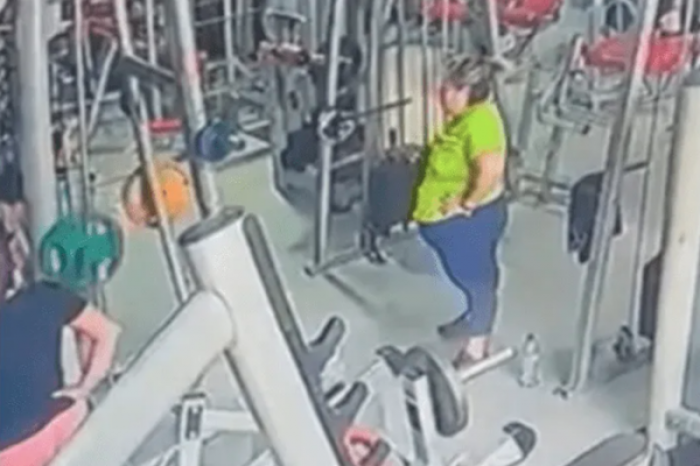 Riña entre mujeres por un aparato de pesas en gimnasio de Guatemala
