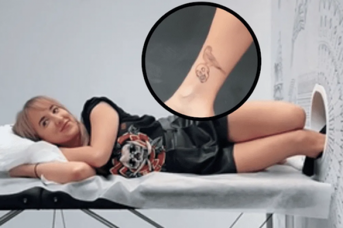 Mujer se hace tatuaje gratis sin conocer el diseño y el resultado no le gustó