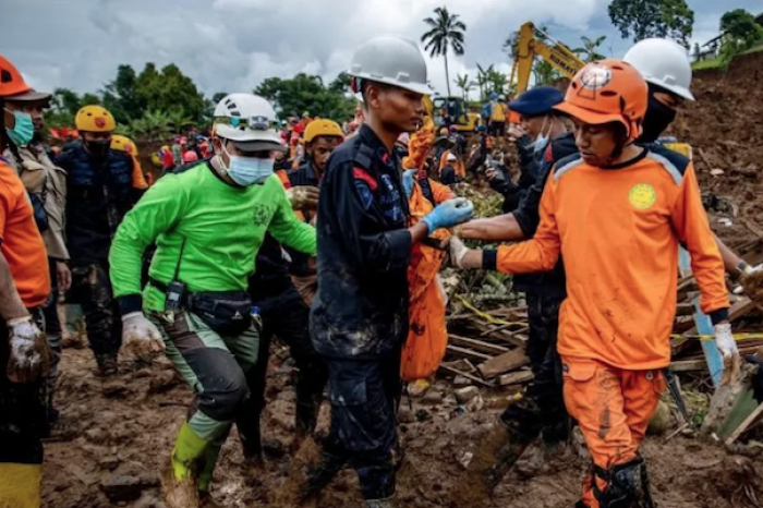 Aumentan a 320 los muertos tras terremoto en Indonesia