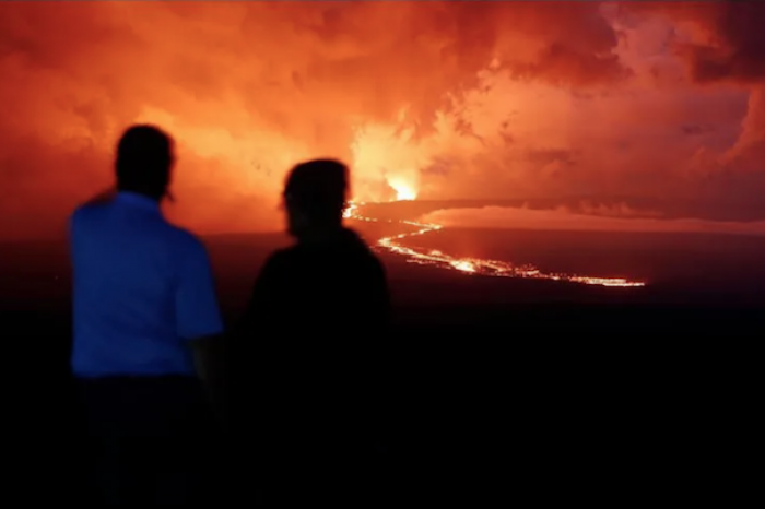 El volcán activo más grande del mundo hace erupción 