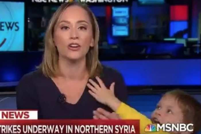 Periodista es interrumpida por su hijo en medio de una transmisión en vivo