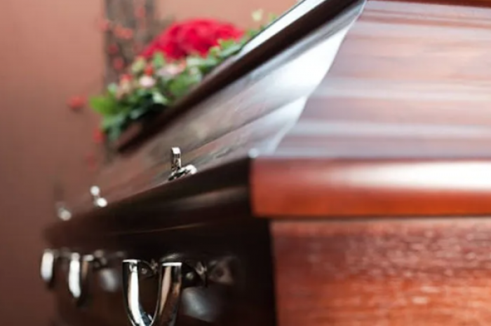 Hombre se hace viral por pedir matrimonio en el funeral de su padre