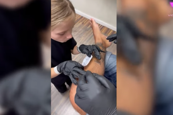 Hombre se deja tatuar por su hijo de 7 años
