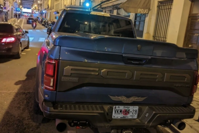 Fotografían auto con placas de Sinaloa en calles de París