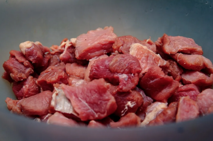 ¿Debemos lavar la carne roja antes de cocinarla?
