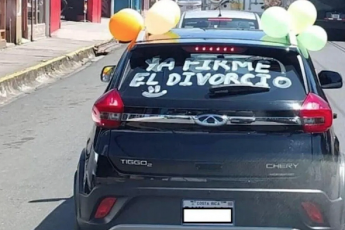 Un hombre de Costa Rica celebra su divorcio