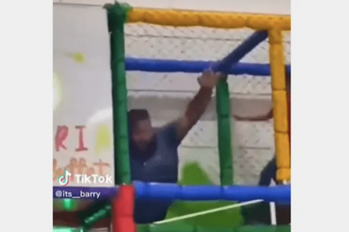 Hombre se sube a juego de niños y derribó la estructura cayendo desde lo alto