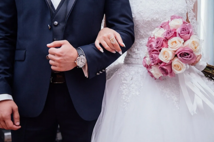 Una docena de exparejas de un novio infiel interrumpen su boda