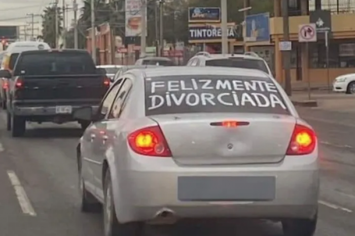 ¡Felizmente divorciada! Se viraliza imagen de un auto en Hermosillo