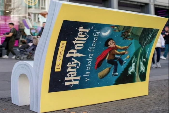 Instalan banca en forma de libro de Harry Potter en Madrid