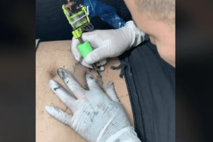 Se hace polémico tatuaje por 