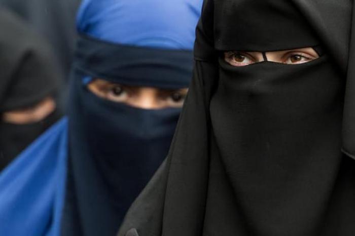 Dos mujeres iraníes fueron víctimas de un ataque y luego las arrestaron 