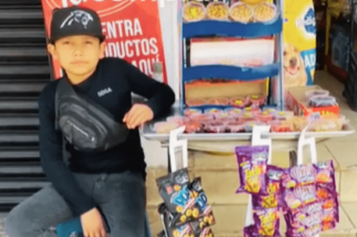 Niño vende golosinas en la calle para ver a Peso Pluma en concierto