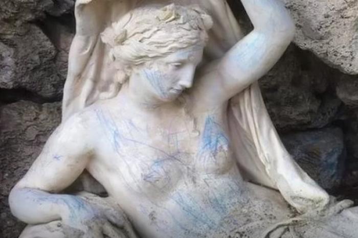 Una estatua de 230 años de antigüedad fue vandalizada por niños con crayones