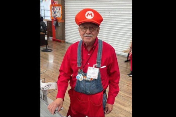 Abuelito empacador se disfraza de Mario Bros por Día del Niño