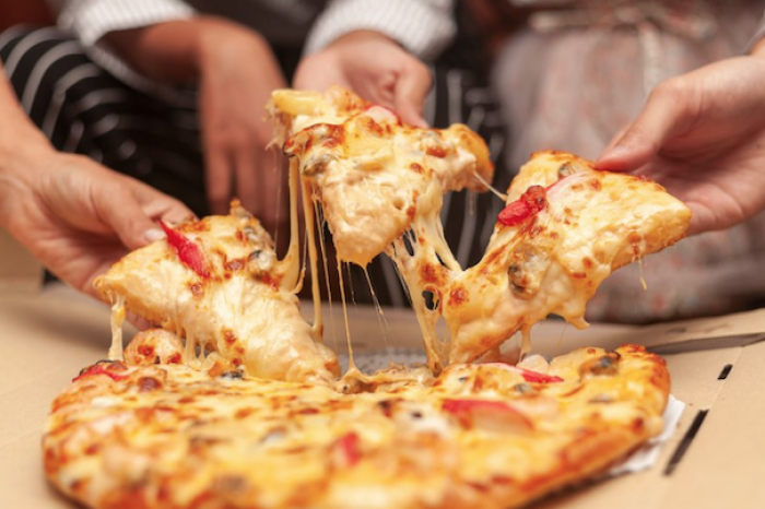 El consumo de pizza por la noche puede afectar negativamente la calidad del sueño, según expertos