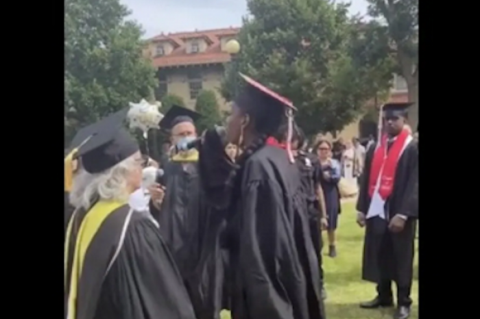 Estudiante y profesora pelean en graduación