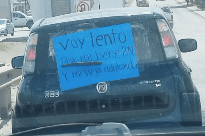 El letrero de un conductor que conmovió en redes: “Voy lento por mi bebé recién nacido” 