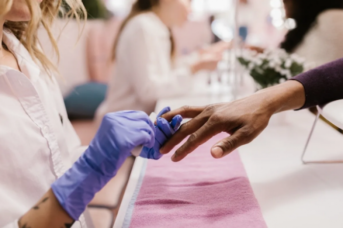 Preocupación por el uso de acetona para limpiar las uñas y su posible impacto en la salud