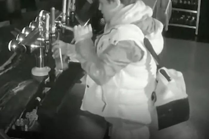 Delincuente se sirve una cerveza durante un robo de hotel en Reino Unido