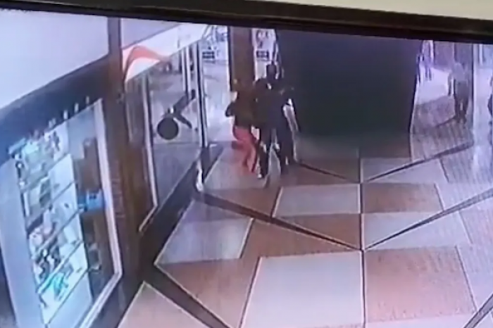 Guardia atrapa en el aire a niña que cayó del pasamanos de una escalera en Venezuela