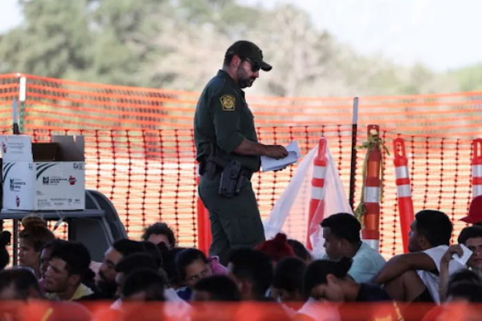 Frontera de Texas registra nueva ola masiva de migrantes; y reportan dos muertos