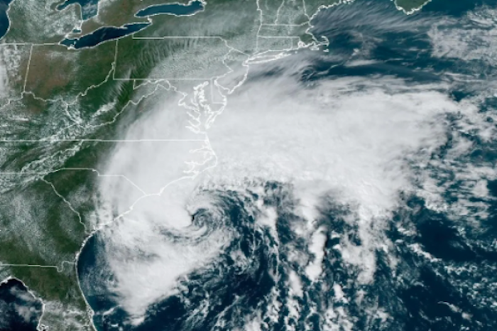 La tormenta tropical Ophelia toca tierra en Carolina del Norte