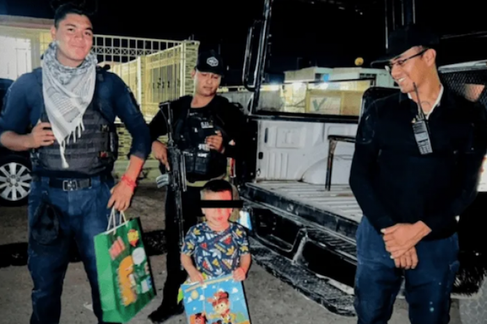 Niño es plantado en su cumpleaños; Policías y Bomberos acuden para salvar el día